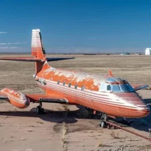 Elvis Presley’s 1962 private jet has finally been sold, and the interior is breathtaking.